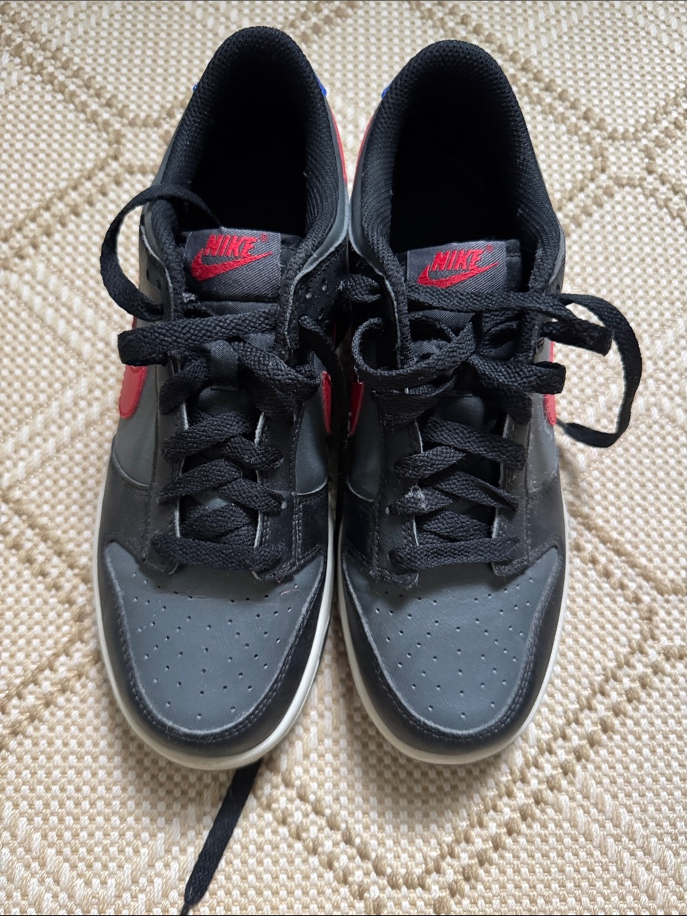 Nike Boy’s Black and Red Sneakers, size 7, GUC